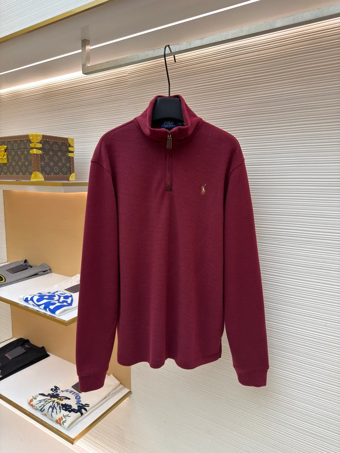 Ralph Lauren gold embroidered half turtleneck sweatshirt ●Original version: Purchased and developed at 1690 ●Item number: 1682169-A55 ●Fabric: Yayun essence cotton velvet fabric ●Technology: Embroidery production ●Color: Burgundy ●Version: Fitted version ●Weight: about 520 grams ●Size: S-M-L-XL ●Description: Customized Yayun essence cotton velvet fabric, soft and silky, comfortable and close to the skin With a pure black tone as the base color, the plaid twill trim is on the neckline, carrying the elegance and retro of British style. The exquisite golden pony logo is embellished with it. It has its own focus and is highly recognizable. The simple and smooth lines outline the overall outline. The half-zipper design is sublimated, casual yet stylish. In the name of design, it creates a new fashionable realm of sweatshirts. Adopt imported machine embroidery technology, use advanced computer control systems and precision mechanical components to achieve pony logo embroidery operations with high precision. The lines are smooth and delicate, and the fabrics have been washed. It has a better hand feel and texture, is not easy to deform, is not easy to shrink, is not easy to fade, and maintains long-term beauty. The overall wiring is straight and delicate, the fabric is comfortable and soft, and the color is consistent without color difference. It can be matched with the same style to create a fashionable look and control various occasions. Customized accessories, complete with three standards, same style for men and women!